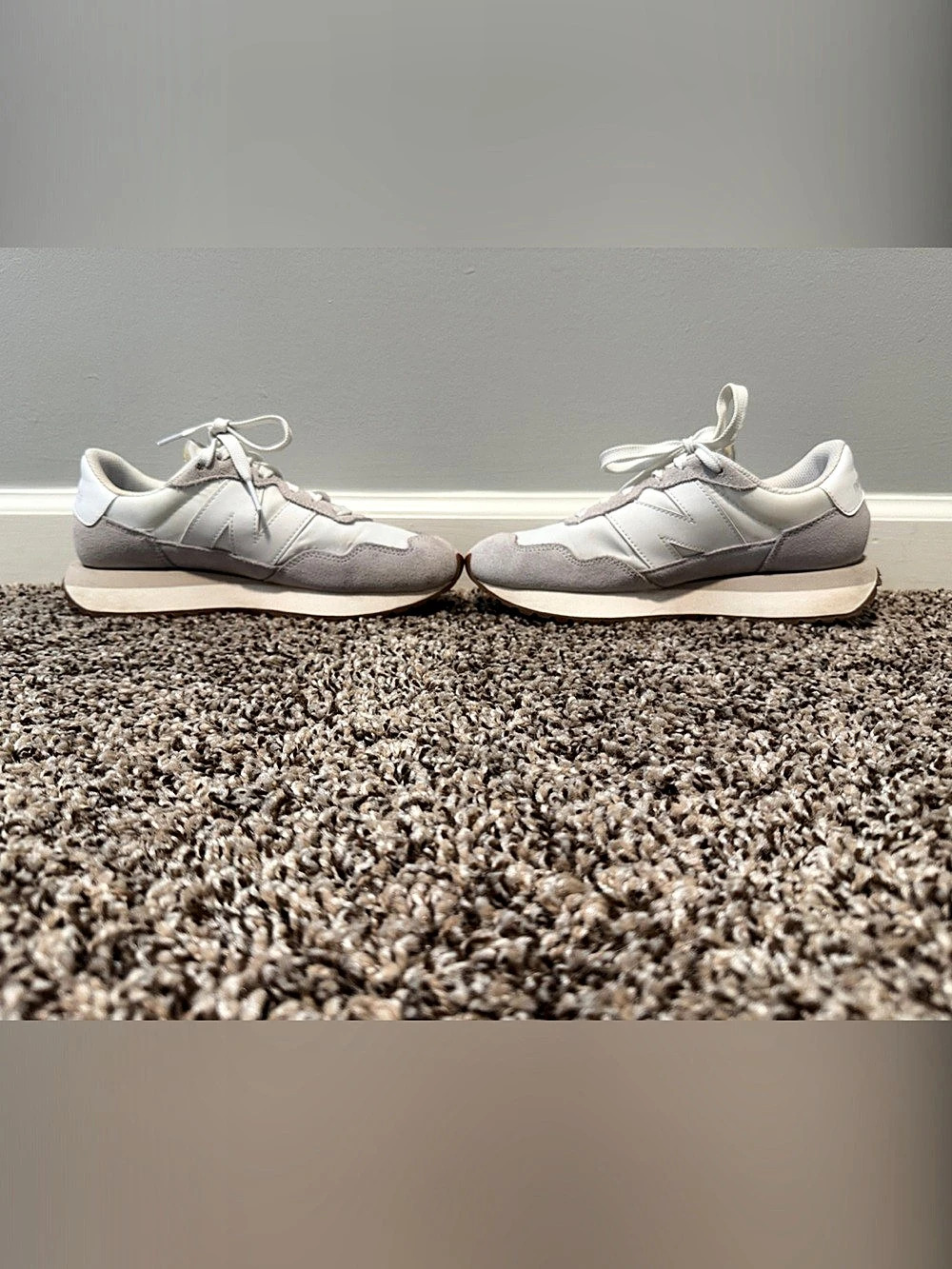 New Balance 327 Women's White Gray Sneakers US 7